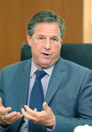 18일 서울 여의도 한국거래소에서 열린 영국기업 '콘텐트미디어'의 상장 기자 설명회에서 존 슈미트 콘텐트미디어 대표가 기자들의 질문에 답변하고 있다.  한국거래소 제공